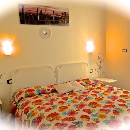 Top Suit Centro - Guest House Brugherio Szoba fotó